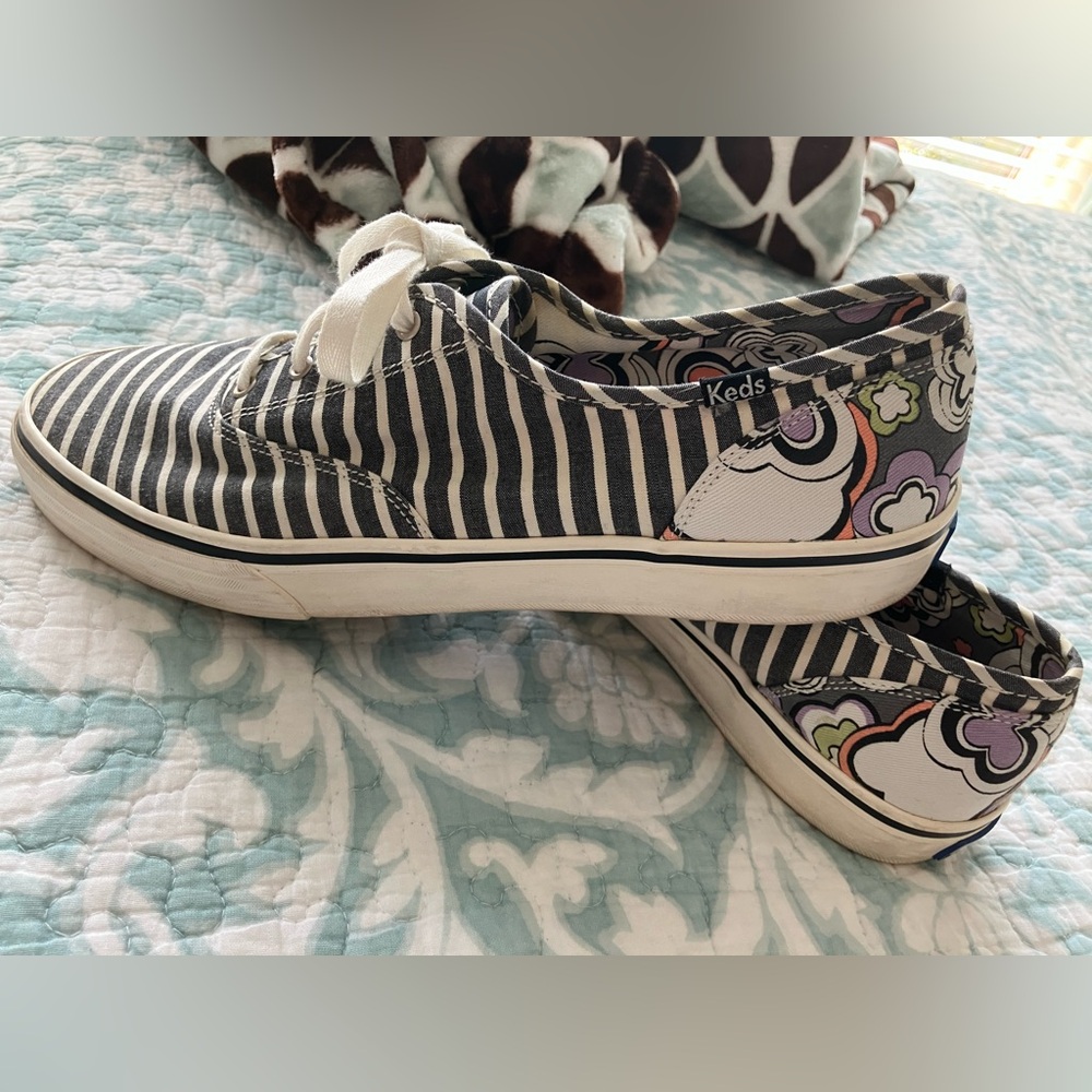 🖤🤍Aug 3 day sale🤍🖤KEDS Charcoal/White Striped Sneakers w/Floral accent- Women 10